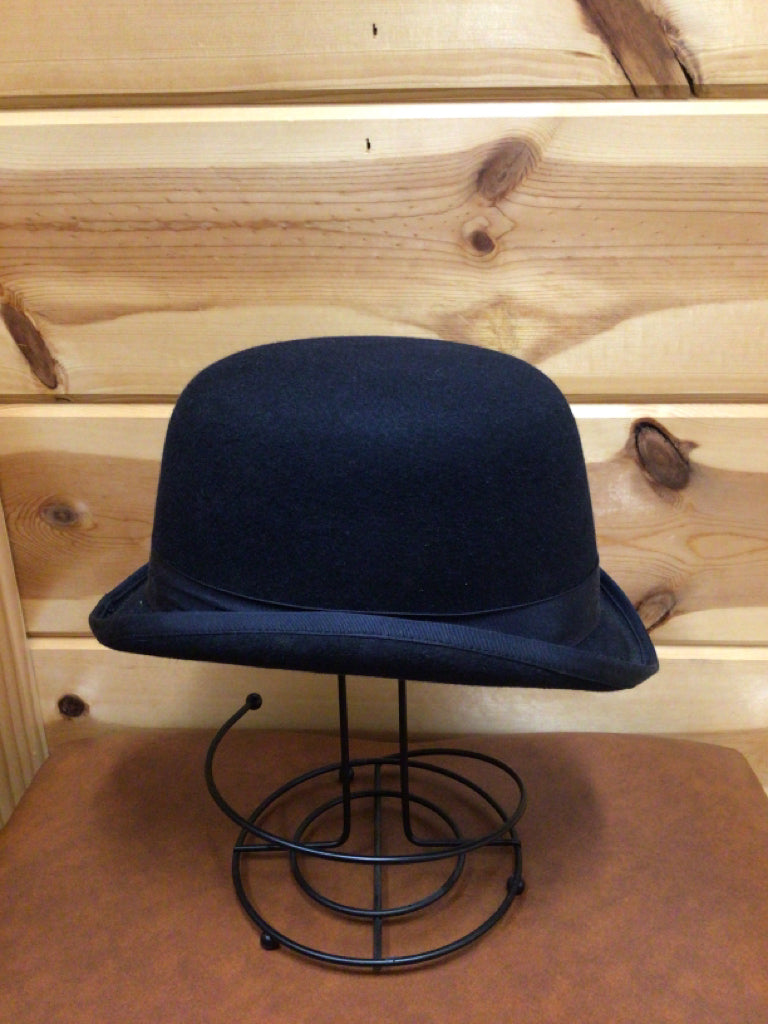 Size 6 3/4 Derby