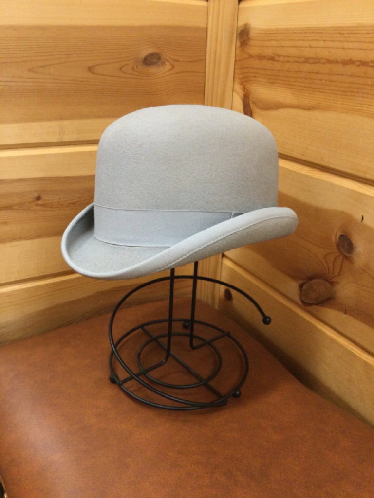 Size 6 1/2 Derby