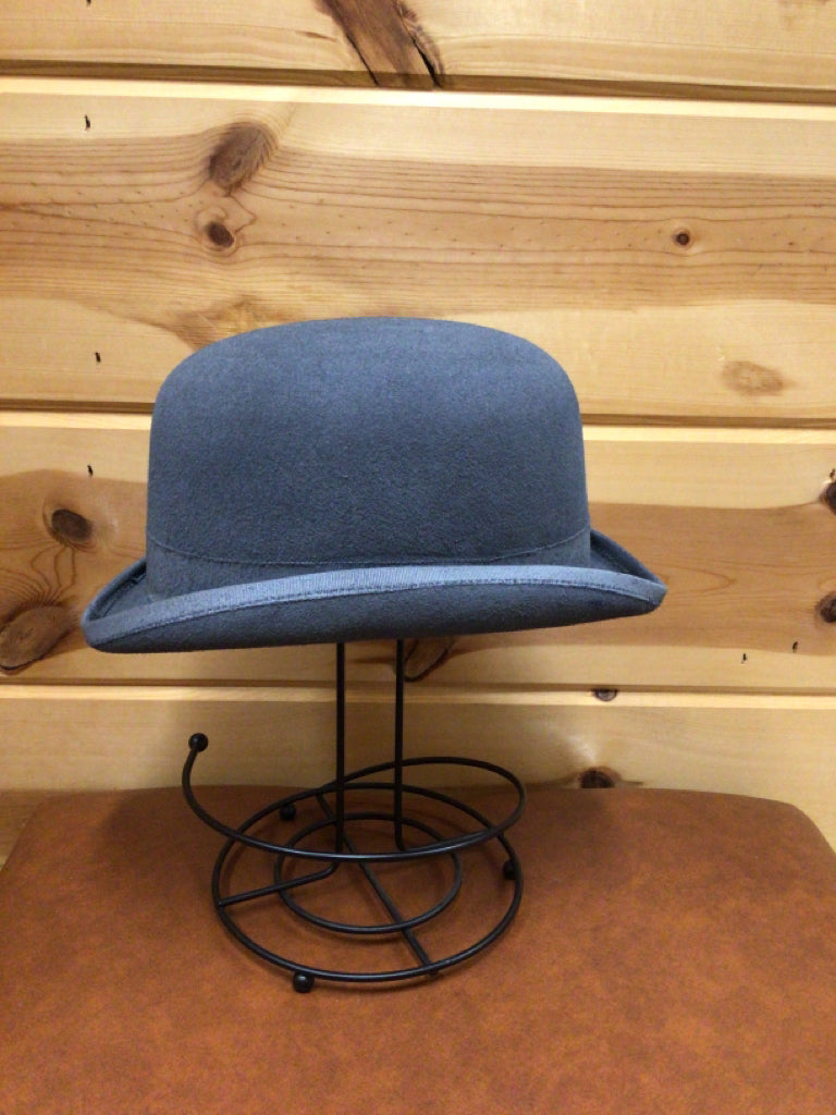 Size 6 1/2 Derby