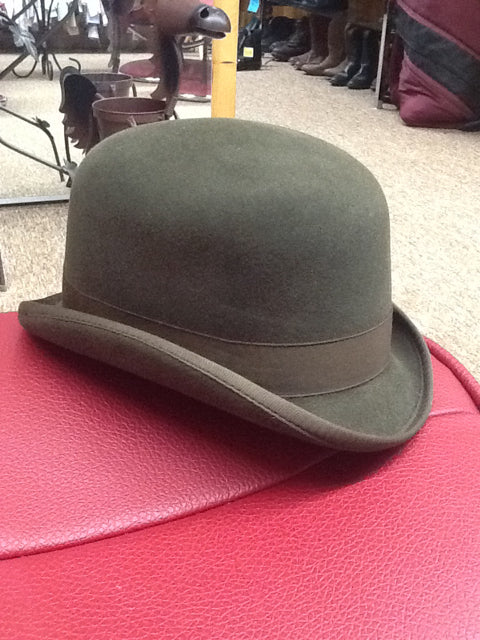 Size 6 1/2 Derby