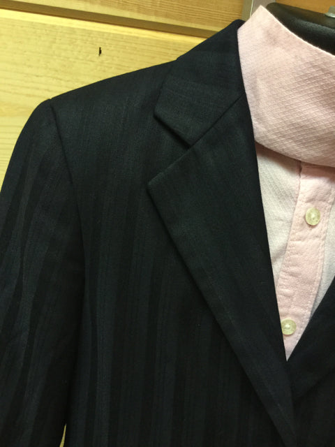 C 32 SS 13 CL 22.5 SW 19 W 30 Hunt Jacket