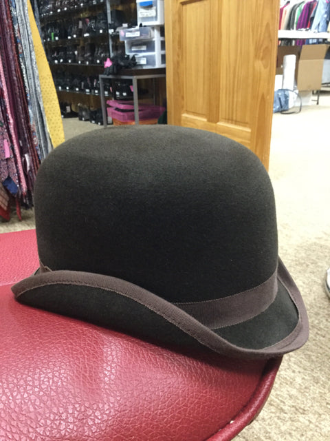 Size 6 1/2 Derby