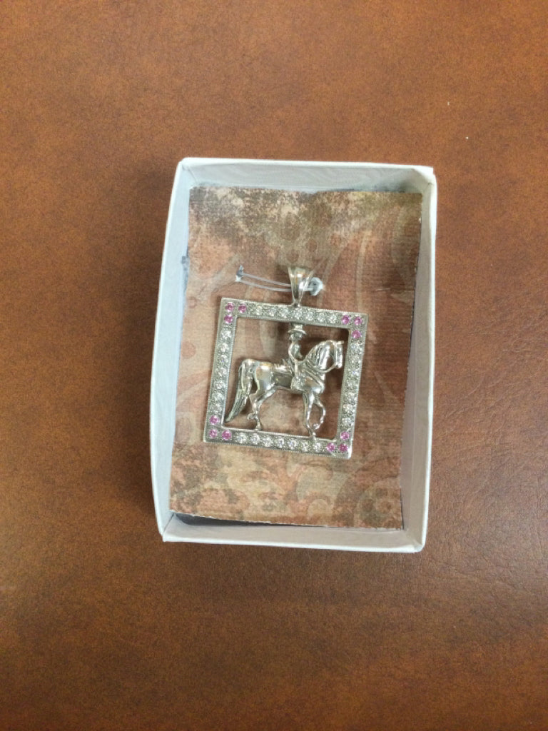 Necklace / lapel pin