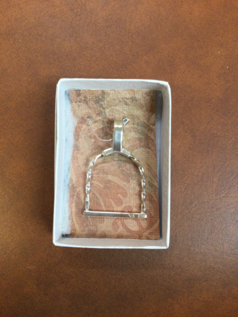 Necklace / lapel pin