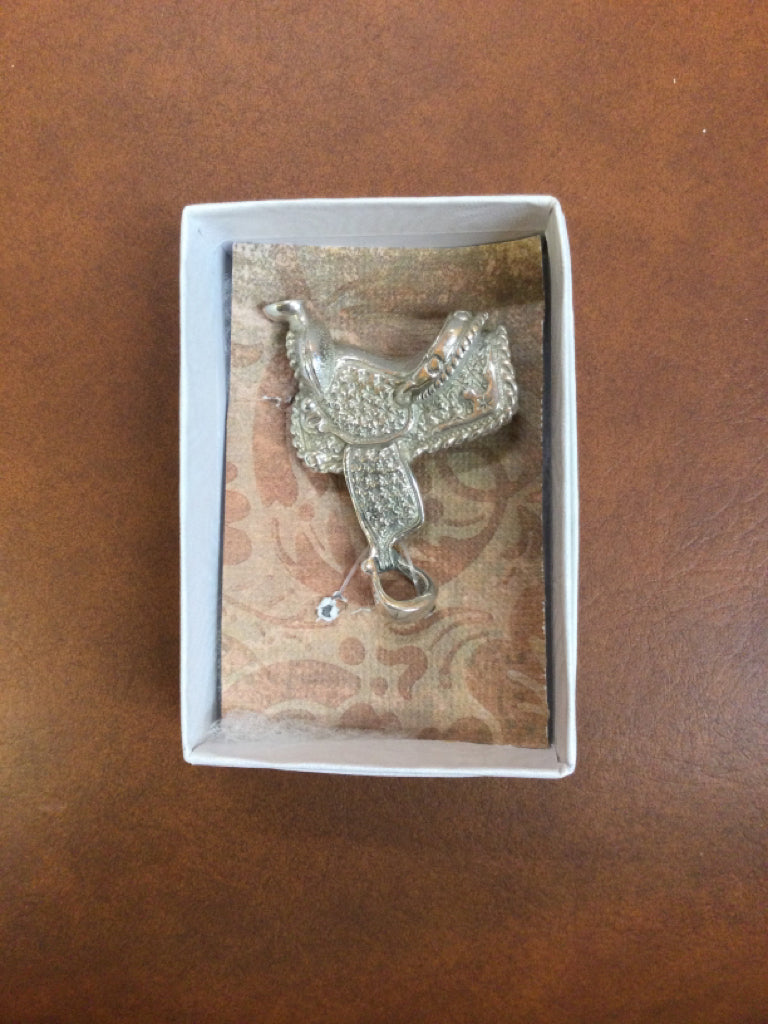 Necklace / lapel pin