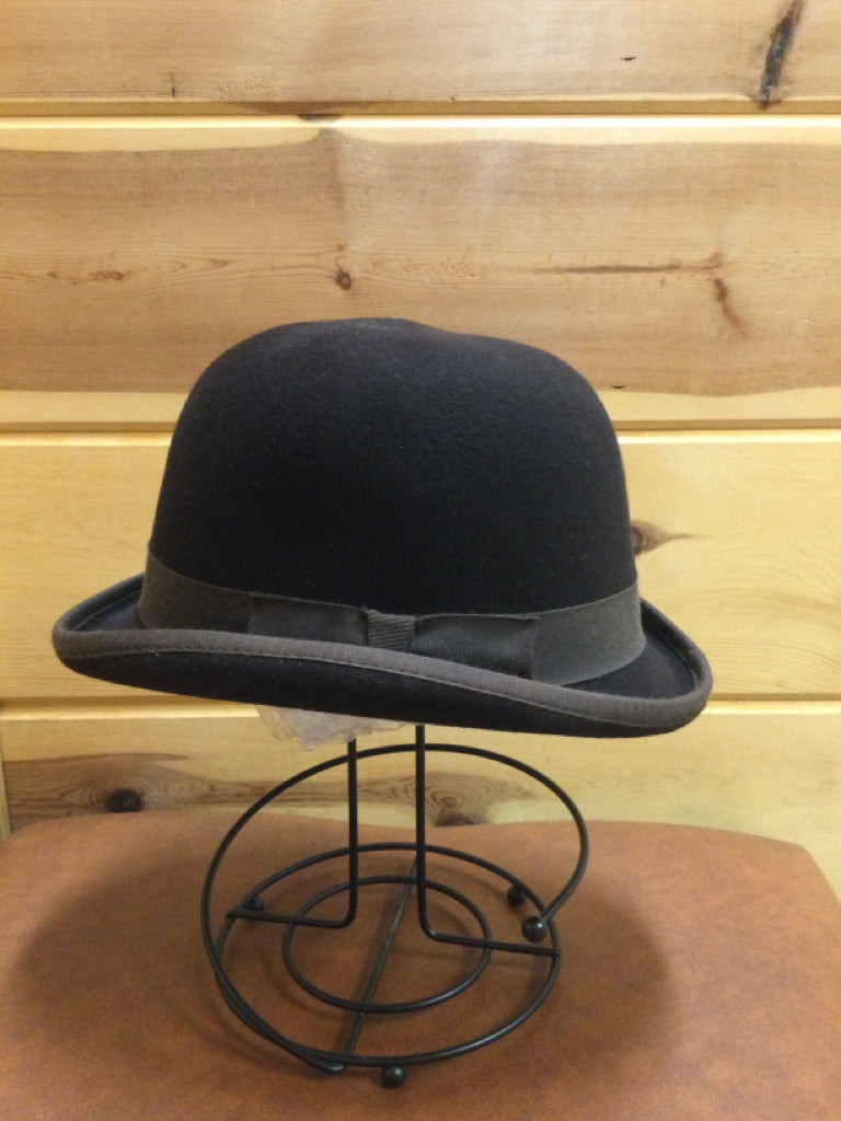 Size 6 3/4 Derby