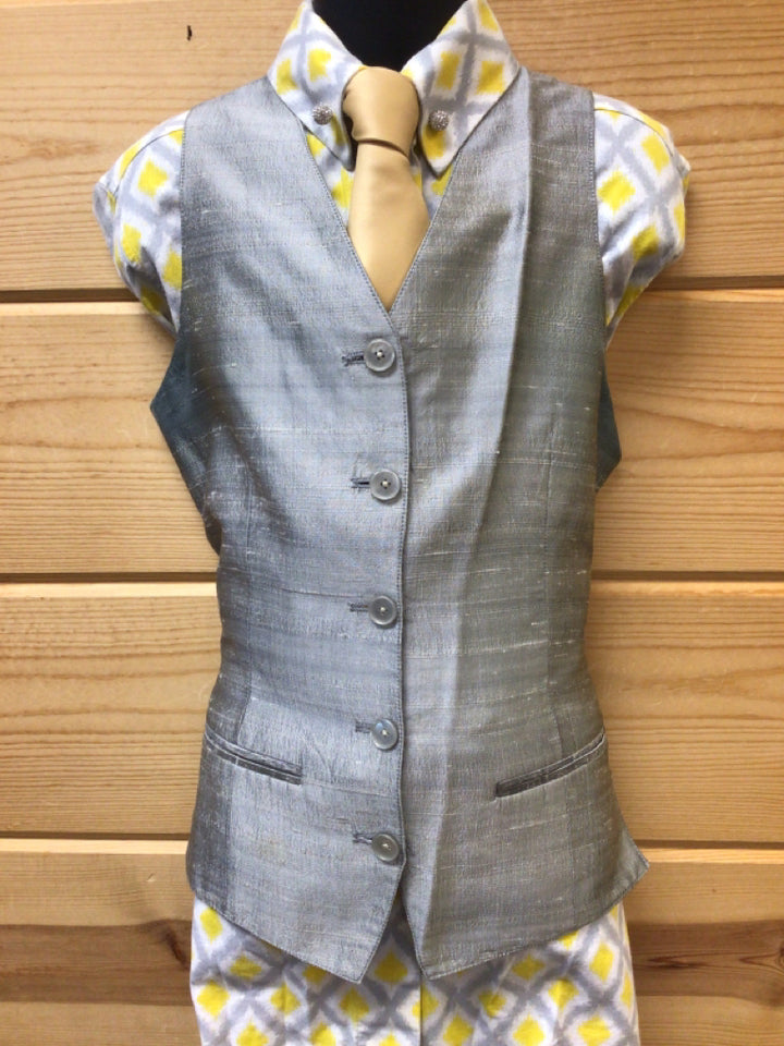 C 32 W 26 NW 18.5 Vest